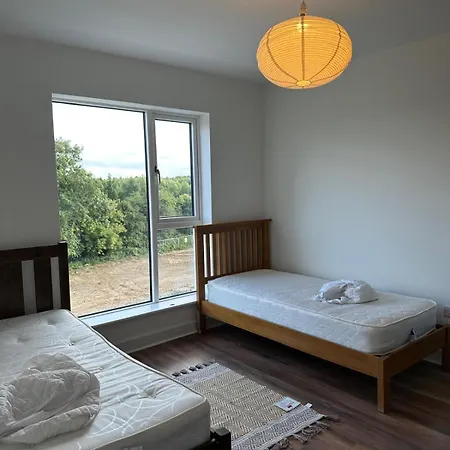 Large 4 Bed Flat Public Transport And Car Park *