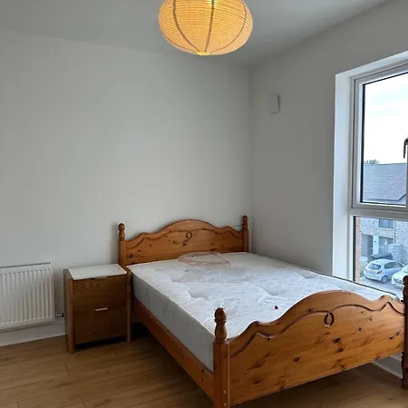 Large 4 Bed Flat Public Transport And Car Park *